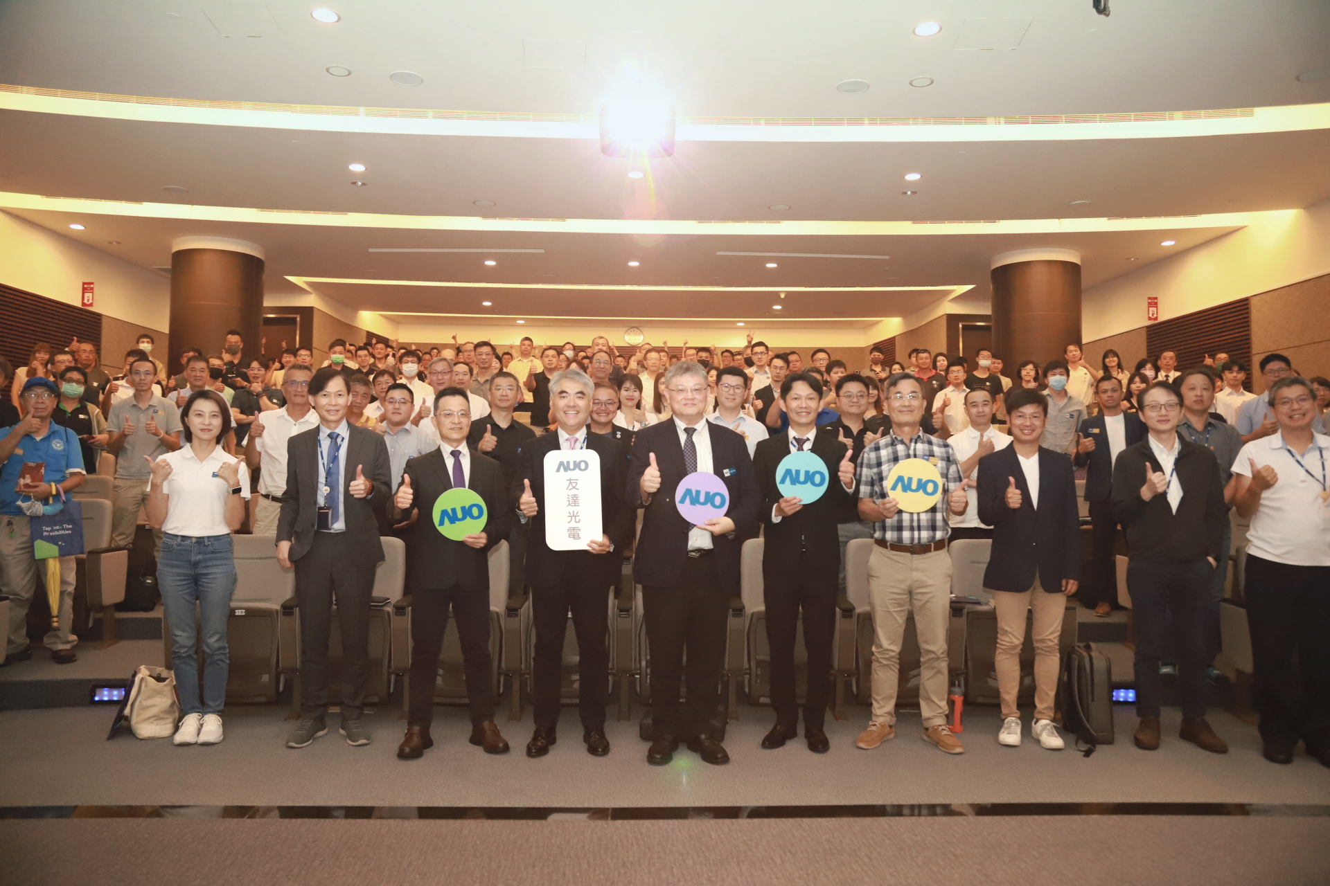 友達光電邀請領域專家共研再生能源發展、電力需求及建築物減碳等議題進行交流，盼共擘綠色永續生態圈的嶄新契機