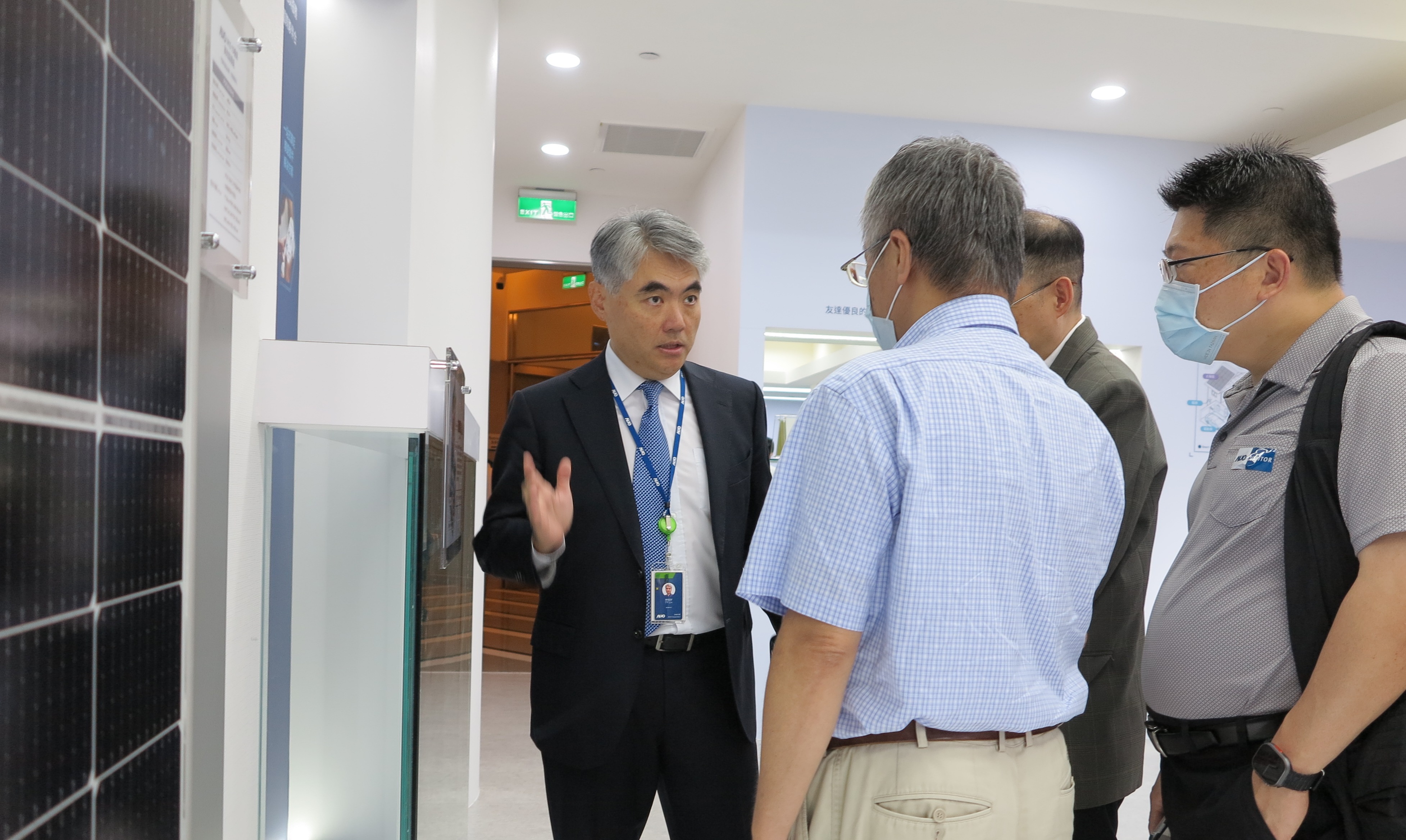 友達光電能源事業群總經理林恬宇分享友達落實太陽能建築一體化目標，協助企業邁向能源轉型的高效能低碳解方。