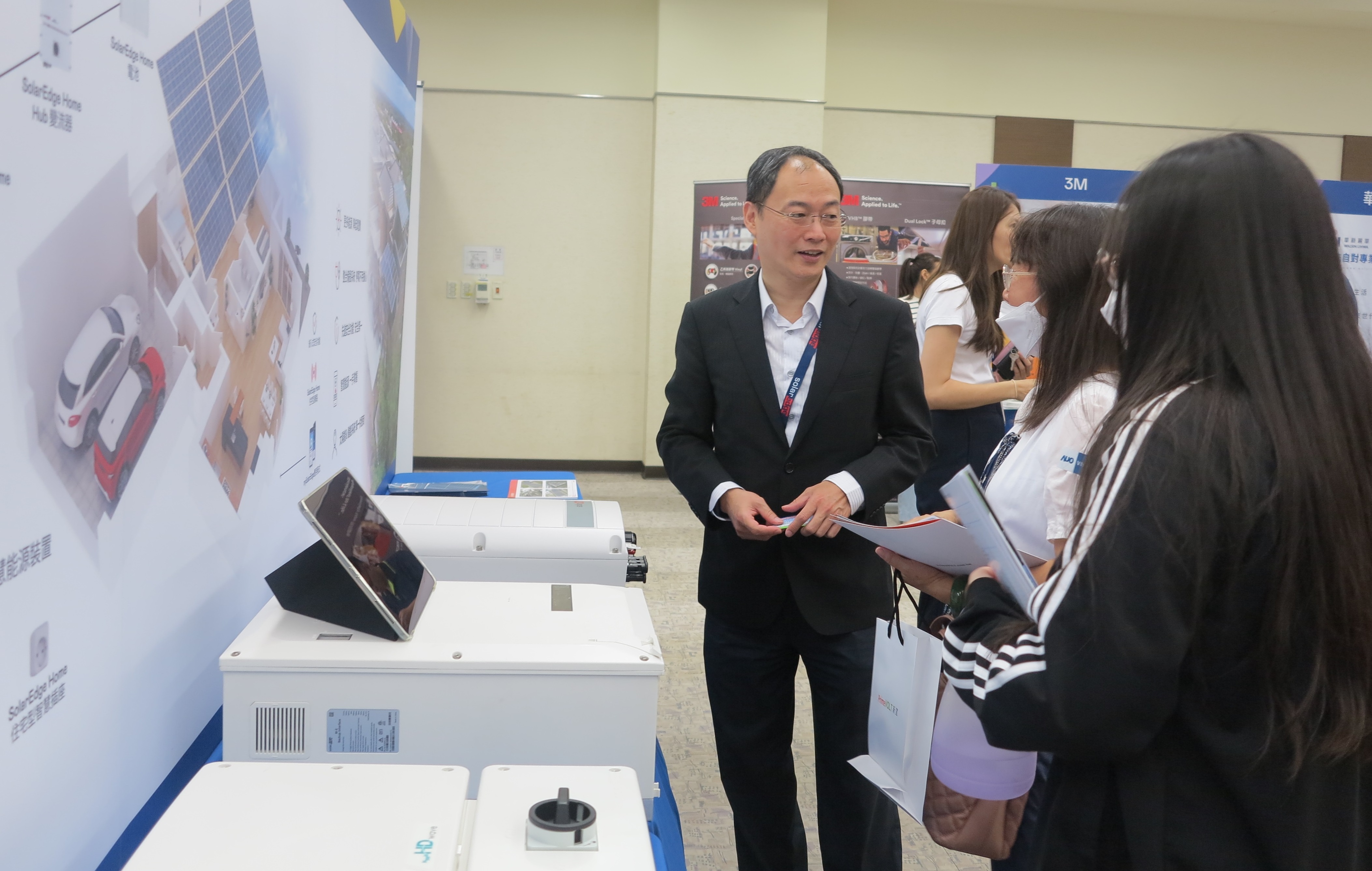 透過研討會產學界緊密交流與分享，提升參與人員借鏡及加深低碳概念，提升綠色能源產業之韌性。